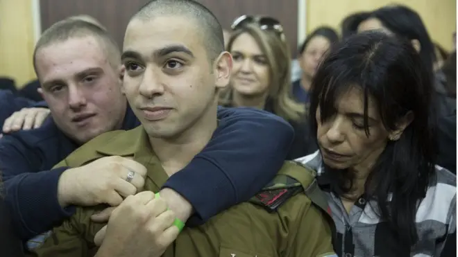 Элиор Азария (в центре) с матерью и друзьями ждет вердикта военного суда