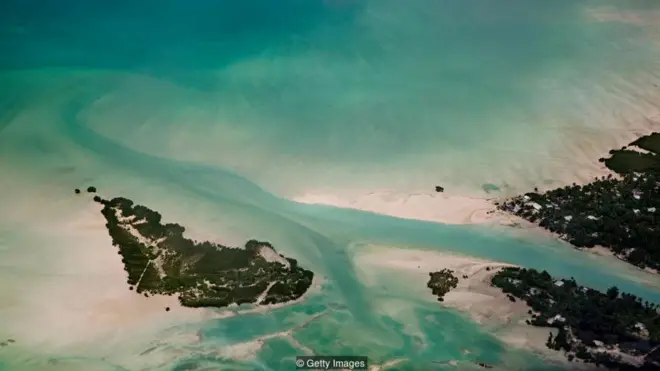Các đảo nhân tạo hoặc bờ kè ven biển có thể bảo vệ Cộng hòa Kiribati khỏi nguy cơ tiếp tục bị mất đất