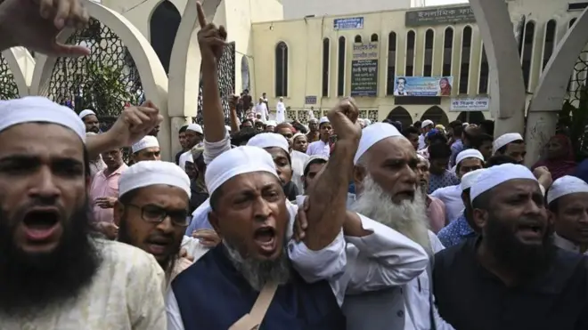 Amantoota Islaamaa Baangilaadish, magaalaa gudditti Daakaar