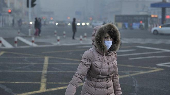 Mujer con tapabocas en China