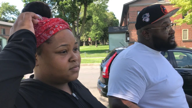 Debowrah Yisrael, a la izquierda, y Joquin Paskel se preguntan qué pasará si se derriba la carretera.