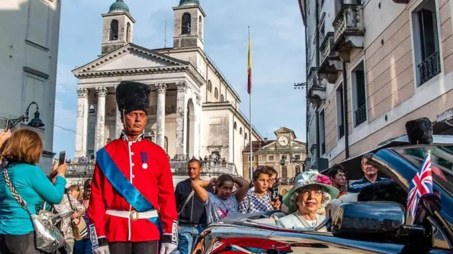 يشارك في "اليوم البريطاني لسكيو" ممثلون يرتدون ثياب شخصيات بريطانيةٍ شهيرة من بينها الملكة إليزابيث الثانية