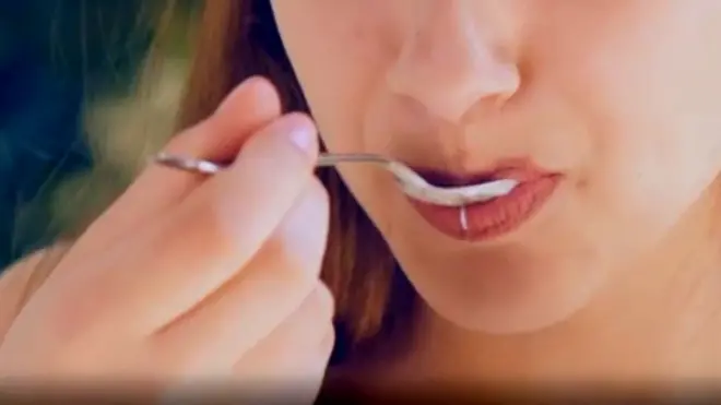 తింటున్న మహిళ