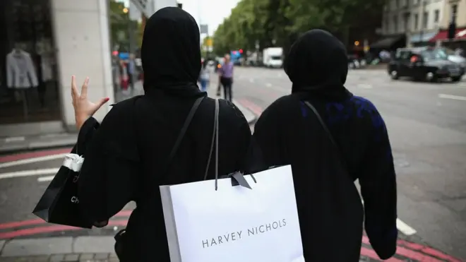 Setelah belanja, kata Syekh al Hajari, maka otak perempuan tinggal seperempat.