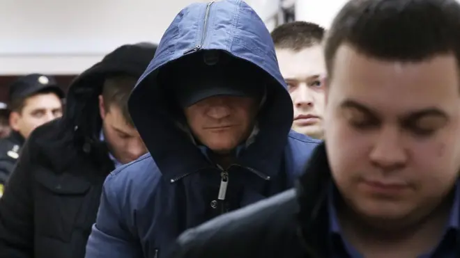 Заседание суда об избрании меры пресечения Крамаренко (в центре) проходило в закрытом режиме