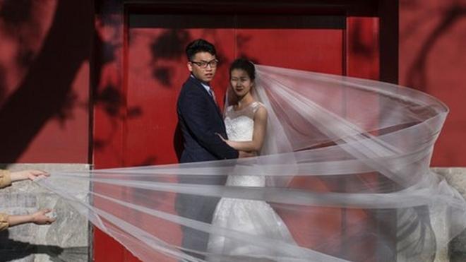 北京故宫附近一对新人在拍摄结婚照（24/4/2017）