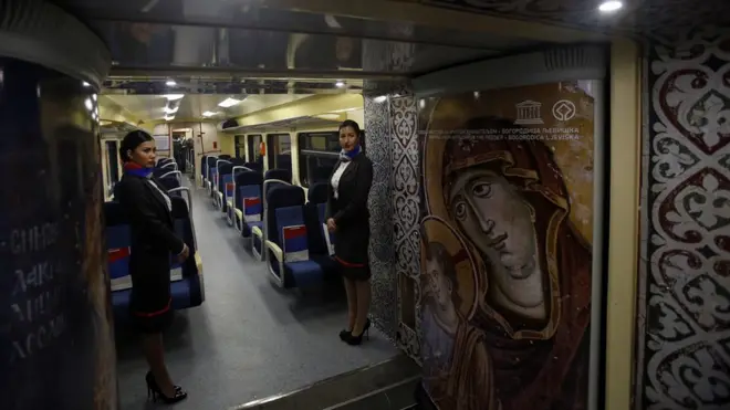 В Косово недовольны, в частности, оформлением поезда: на вагонах надписи "Косово - это Сербия", а внутри - изображения сербских святынь