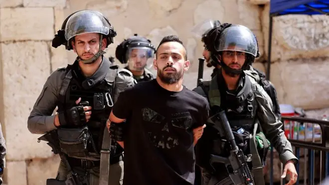 La policía israelí dijo tuvo que tomar medidas antidisturbios este viernes en Jerusalén Este.