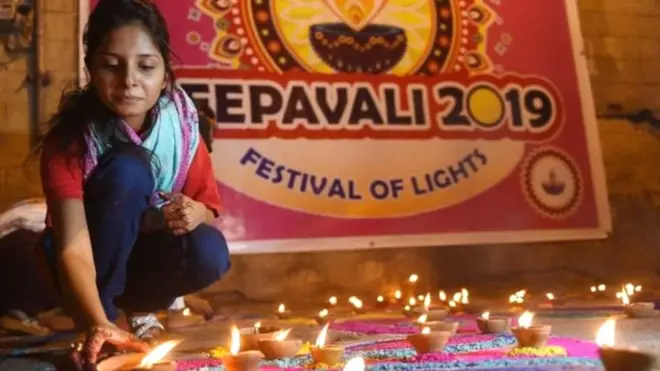 પાકિસ્તાનમાં દિવાળીની ઉજવણી કરી રહેલાં મહિલા