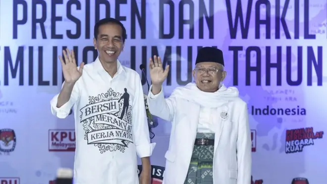 Pasangan calon Presiden dan Wakil Presiden Joko Widodo (kiri) dan Ma'ruf Amin (kanan) melambaikan tangan seusai mendaftarkan diri di gedung KPU, Jakarta, Jumat (10/08).