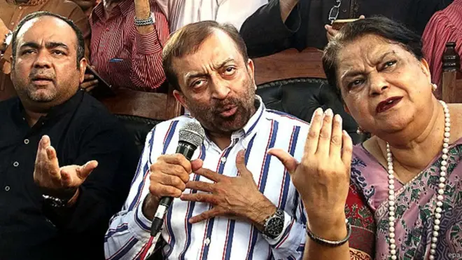 درخواست میں ایم کیو ایم کے بانی قائد الطاف حسین سمیت تمام رہنماؤں کے خلاف غداری کے مقدمات درج کرنے سمیت سینیٹ اور اسمبلیوں سے اُن کی رکنیت ختم کرنے کی بھی استدعا کی گئی ہے۔