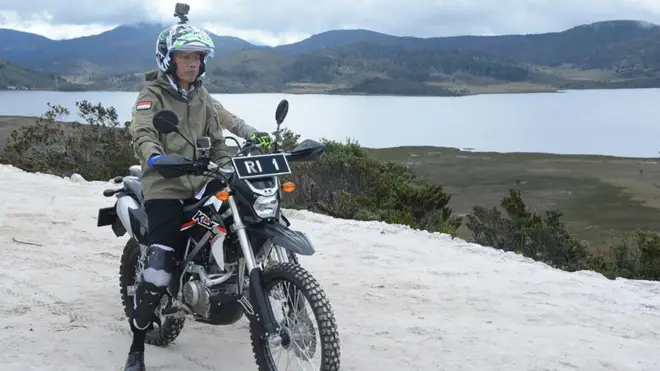 Presiden Joko Widodo mengendarai sepeda motor untuk meninjau lokasi jalur trans-Papua.