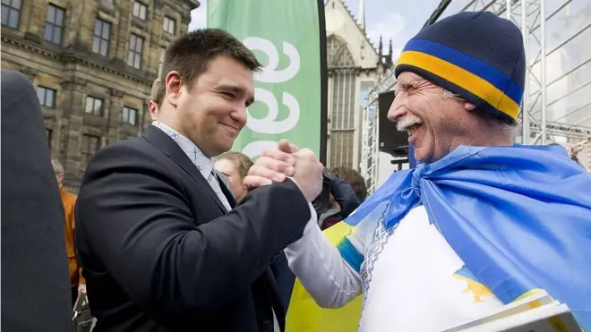 Міністр закордонних справ Павло Клімкін із прихильником Угоди про асоціацію в Амстердамі, квітень 2016 року