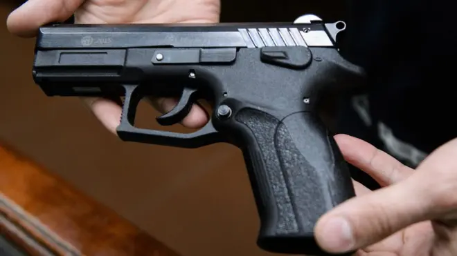 Девочка стреляла из пневматического пистолета своего отца (архивное фото)