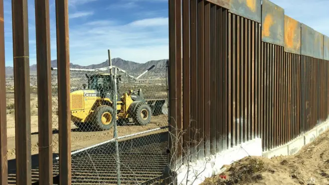 سرحد پر صدر ٹرمپ کے منتخب ہونے سے قبل ہی فینس تیار کرنے کا کام جاری ہے