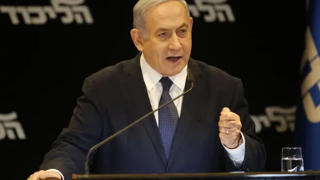 Waziri Mkuu wa Israel Benjamin Netanyahu akizungumza na vyombo vya habari kuhusu nia yake ya kuwasilisha ombi la kinga dhidi ya mashitaka yanayomkabili, mjini Jerusalem Januari 1, 2020