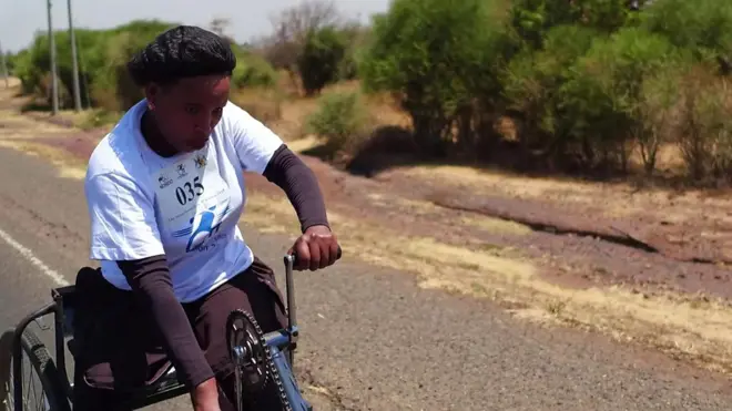 Une coureuse en fauteil roulant durant la course