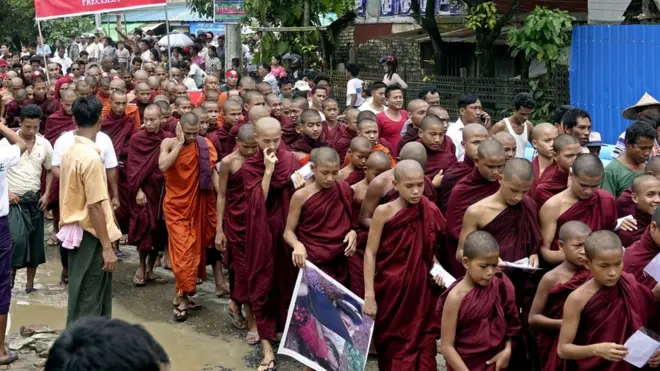 Para biksu mengikuti demonstrasi di Sittwe menentang organisasi-organisasi internasional yang beroperasi di Rakhine.