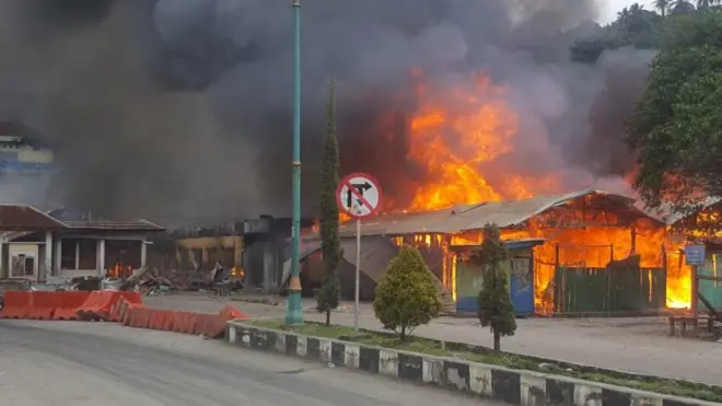 Aksi pembakaran sejumlah fasilitas umum terjadi di Kota Fakfak, Rabu (21/08).