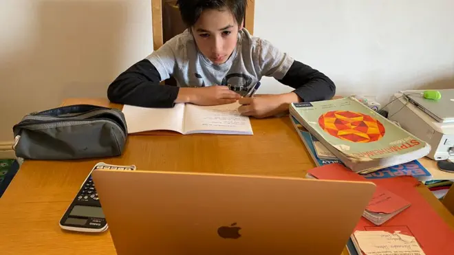 แล็ปท็อปเป็นอุปกรณ์จำเป็นในการเรียนที่บ้าน