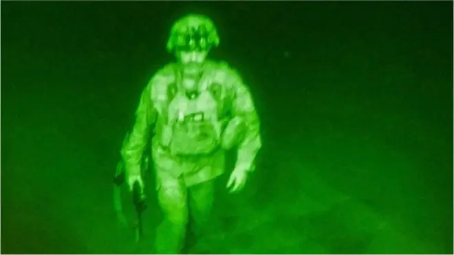 Major General Chris Donahue, komanda wa division y'indege ya 82 , aratambuka ngo yurire indege C17