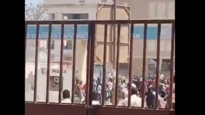 Affrontements entre étudiants et forces de l'ordre à Saint Louis et à Dakar au Sénégal.