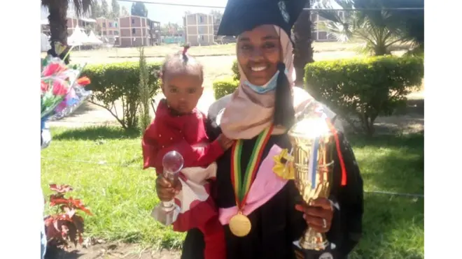 Fooziyaan daa'ima ishee waliin guyyaa eebbaa