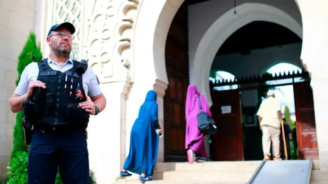 Kepolisian Prancis meningkatan pengamanan di Masjid Agung Paris pada awal Ramadan 2017.