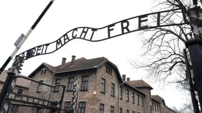 Insiden terjadi di bawah gerbang museum Auschwitz.