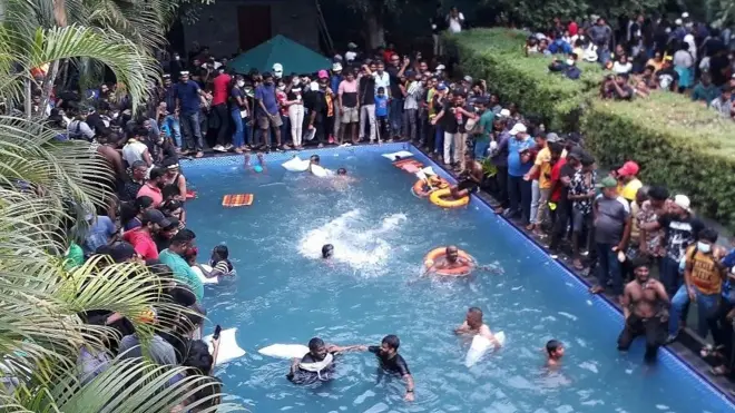 آلاف المتظاهرين يجتاحون منزل ومسبح الرئيس السريلانكي