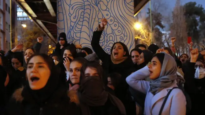 Mahasiswa Universitas Amir Kabir menggelar aksi menuntut tanggung jawab para petinggi Iran atas penembakan pesawat penumpang Ukraina.