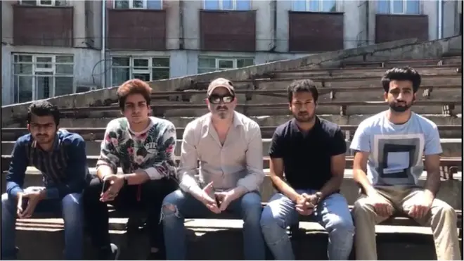 भारतीय छात्रों के साथ मलिक सैफुल्लाह (टोपी पहने हुए)