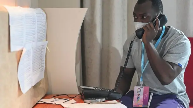 Un Africain vivant en Chine (Il porte un masque)