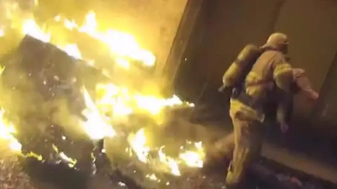 بالفيديو: رجل إطفاء يلتقط طفلاً أُلقِيَ من مبنى يتحريق