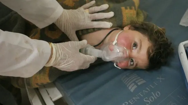 Un niño recibe atención médica