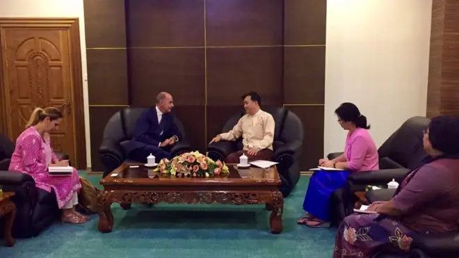 UNHCR ကိုယ်စား လှယ် Mr. Giuseppe ကို ဦးကျော်ဇေယျ က လက်ခံတွေ့ဆုံတုန်းက ဓါတ်ပုံ