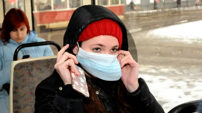 Дівчина вдягає маску