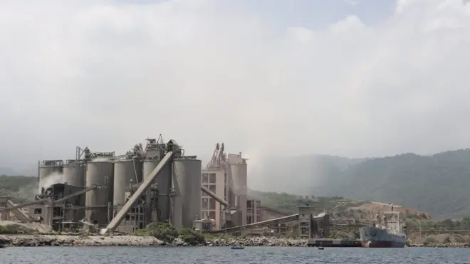 La planta debería contar con unos filtros que redujeran su efecto contaminante, pero están dañados y no cumplen su función.