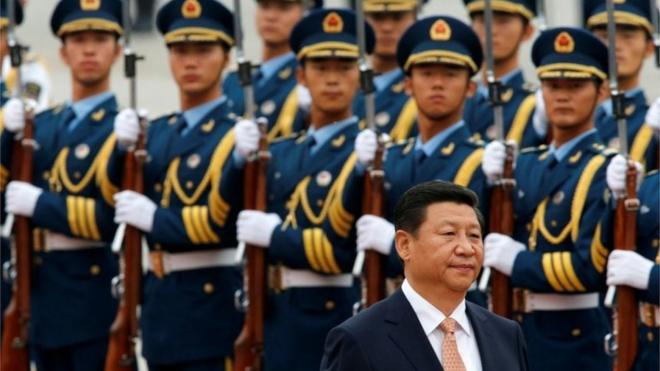 Xi Jinping diante de soldados