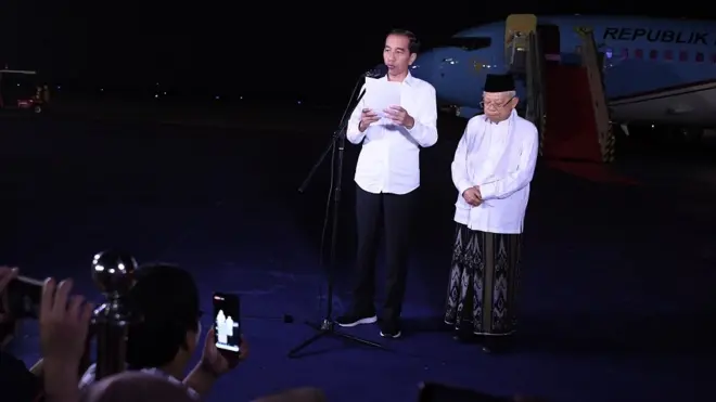 Capres dan cawapres Joko Widodo (kiri) dan Ma'ruf Amin memberikan keterangan pers terkait putusan MK tentang perselisihan hasil pemilihan umum (PHPU) Pilpres 2019 di Lanud Halim Perdanakusuma Jakarta, Kamis (27/06).