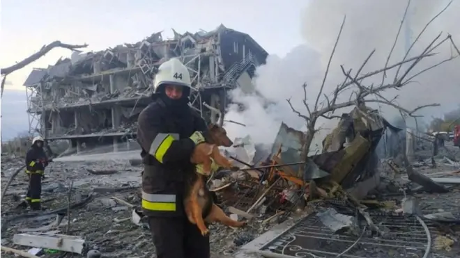 فرق الطوارئ تقوم بعمليات إنقاذ بالقرب من مبنى تضرر بعد غارة عسكرية في أوديسا