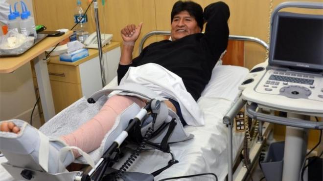 Evo Morales se recupera tras la rotura de ligamento cruzado anterior de su rodilla izquierda.