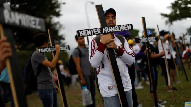Este lunes en Caracas decenas de manifestantes sostuvieron cruces negras como recuerdo de los fallecidos en las protestas.
