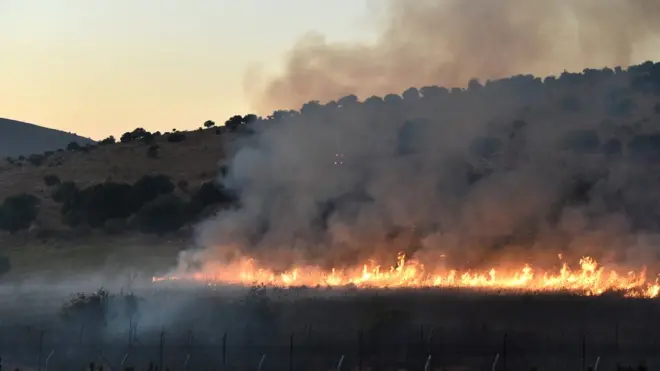 Karşılıklı saldırılar sonrası Lübnan sınırları içinde yangın çıktı.