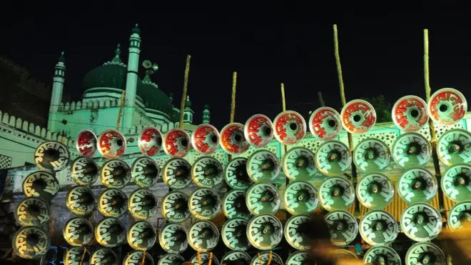 انڈیا میں زیادہ تر مذہبی عمارتوں پر لاؤڈسپیکر نظر آتے ہیں