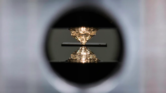 Un dispositivo de alta presión llamado celda de yunque de diamante fue usado para el experimento.