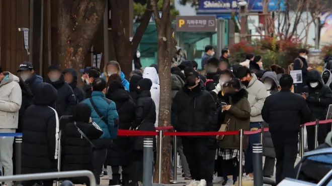 14일 오전 서울 송파구보건소에 마련된 코로나19 선별진료소에서 시민들이 줄을 서서 검사를 기다리고 있다