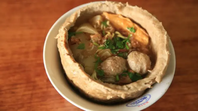 Bakso mangkok dengan kikil, tahu, dan mie kuning.