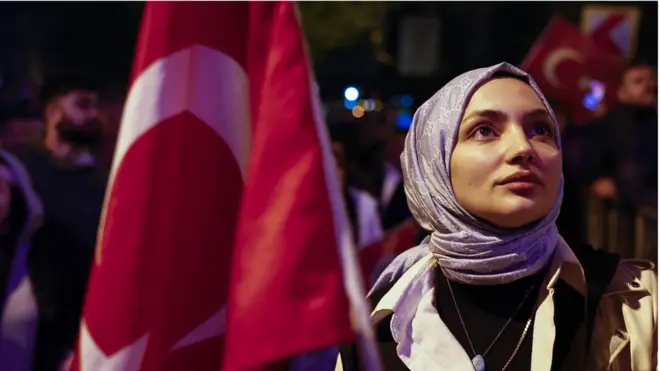 مؤيدون لحزب العدالة والتنمية الحاكم والرئيس أردوغان يحتفلون في اسطنبول