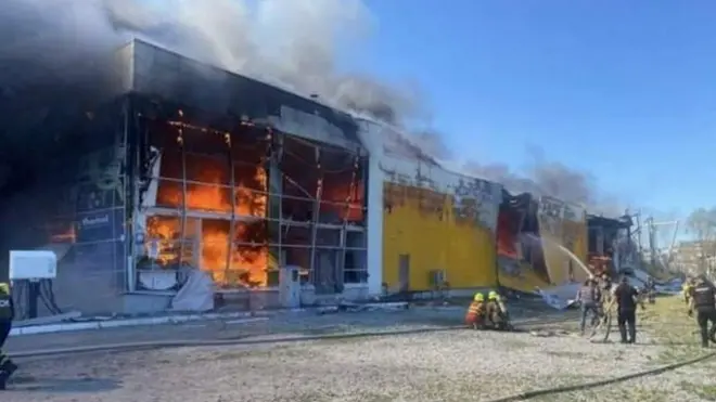 Кременчуг шаҳридаги савдо марказидаги ёнғинни ўчириш пайти